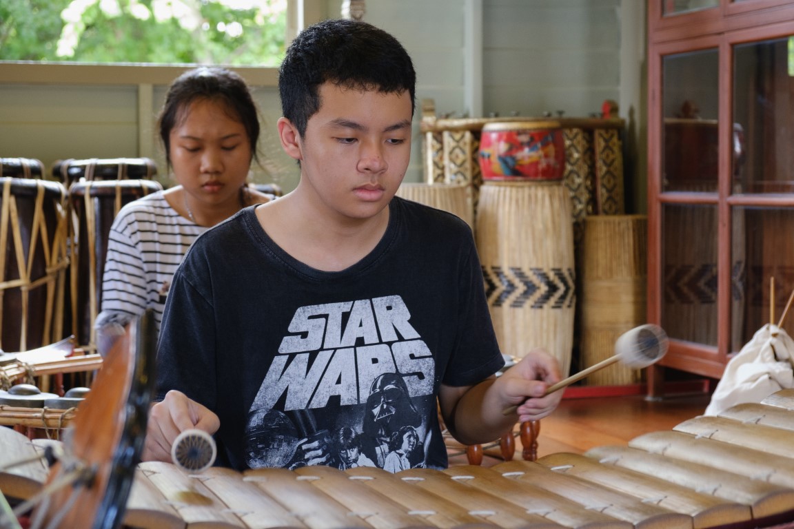 นักเรียนดนตรีไทยของเรือนบรรเลง ตั้งใจฝึกซ้อมอย่างมีสมาธิ